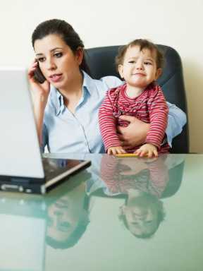 stressedmomwithcomputertalkingonphonewithbaby