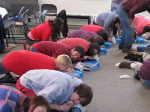 students learning CPR; teen CPR training class