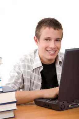 teen-using-computer