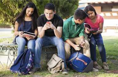 teens-checking-social-media