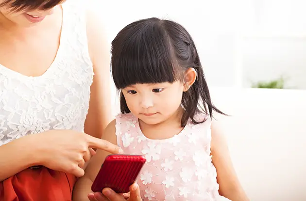 toddler learning to use cellphone emergencies
