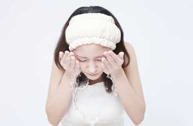 woman-washing-her-face