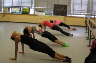 women-in-fitness-barre-class