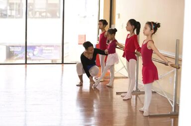 young-ballet-dancers-with-instructor