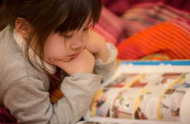 young-girl-reading-manga