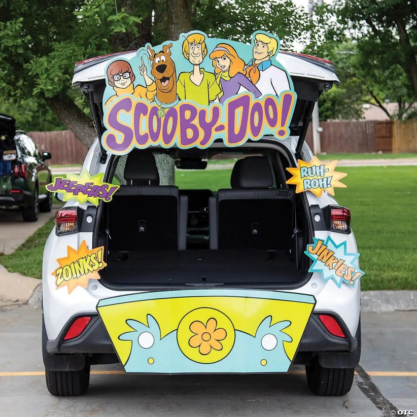 White SUV trunk decorated with large Scooby-Doo gang sign, colorful “Jeepers,” “Zoinks,” “Ruh-Roh,” “Jinkies” speech bubbles, and floral panel.