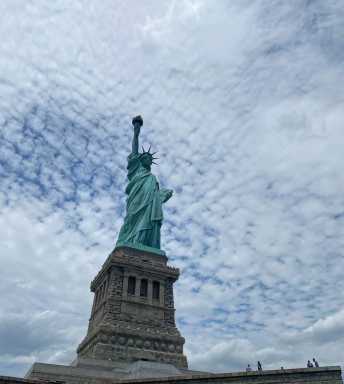 statue-of-liberty-with-kids
