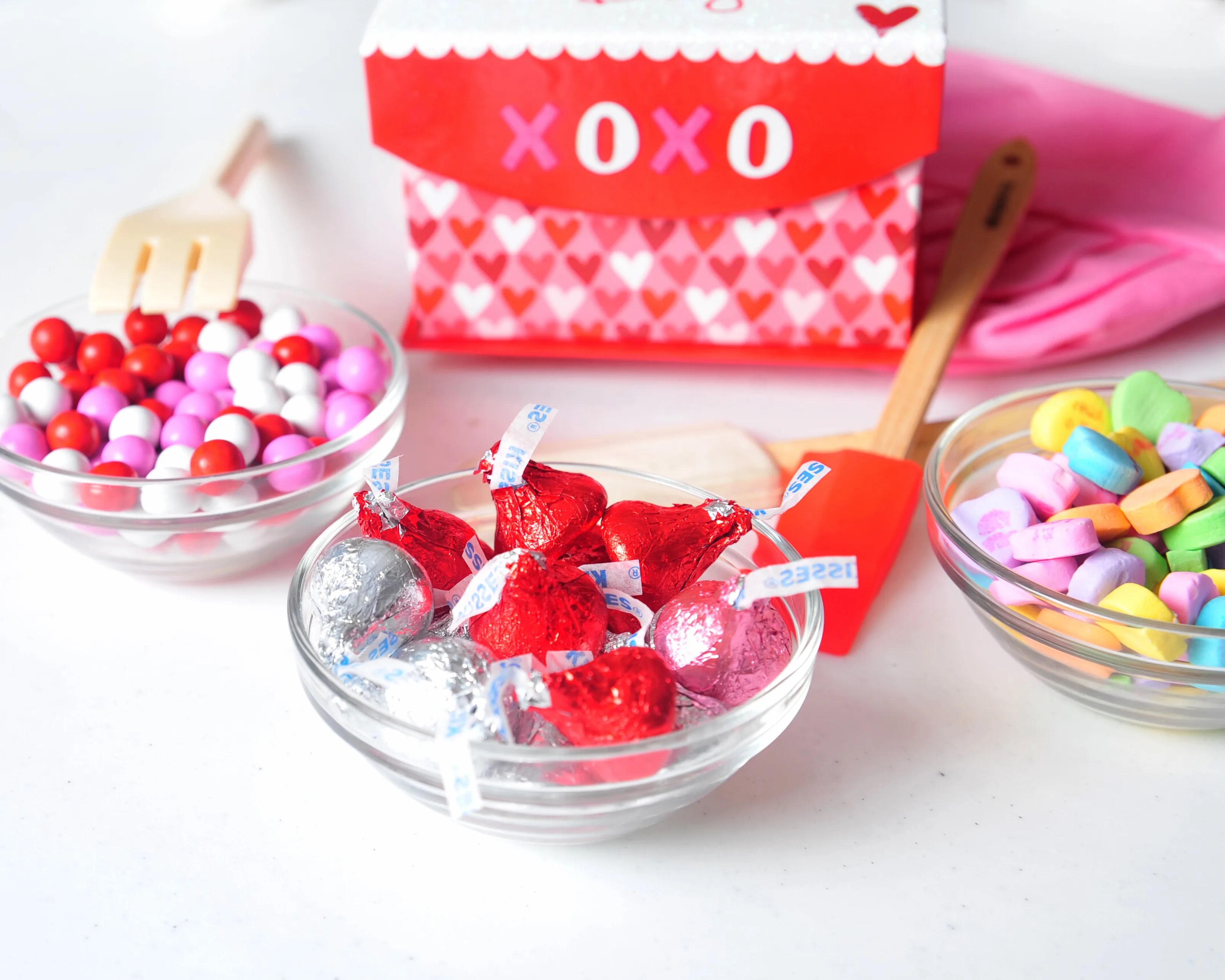 Cute, Easy, and Doable Valentine’s Day Gift Baskets for Kids: Valentine's Day Candy Bar