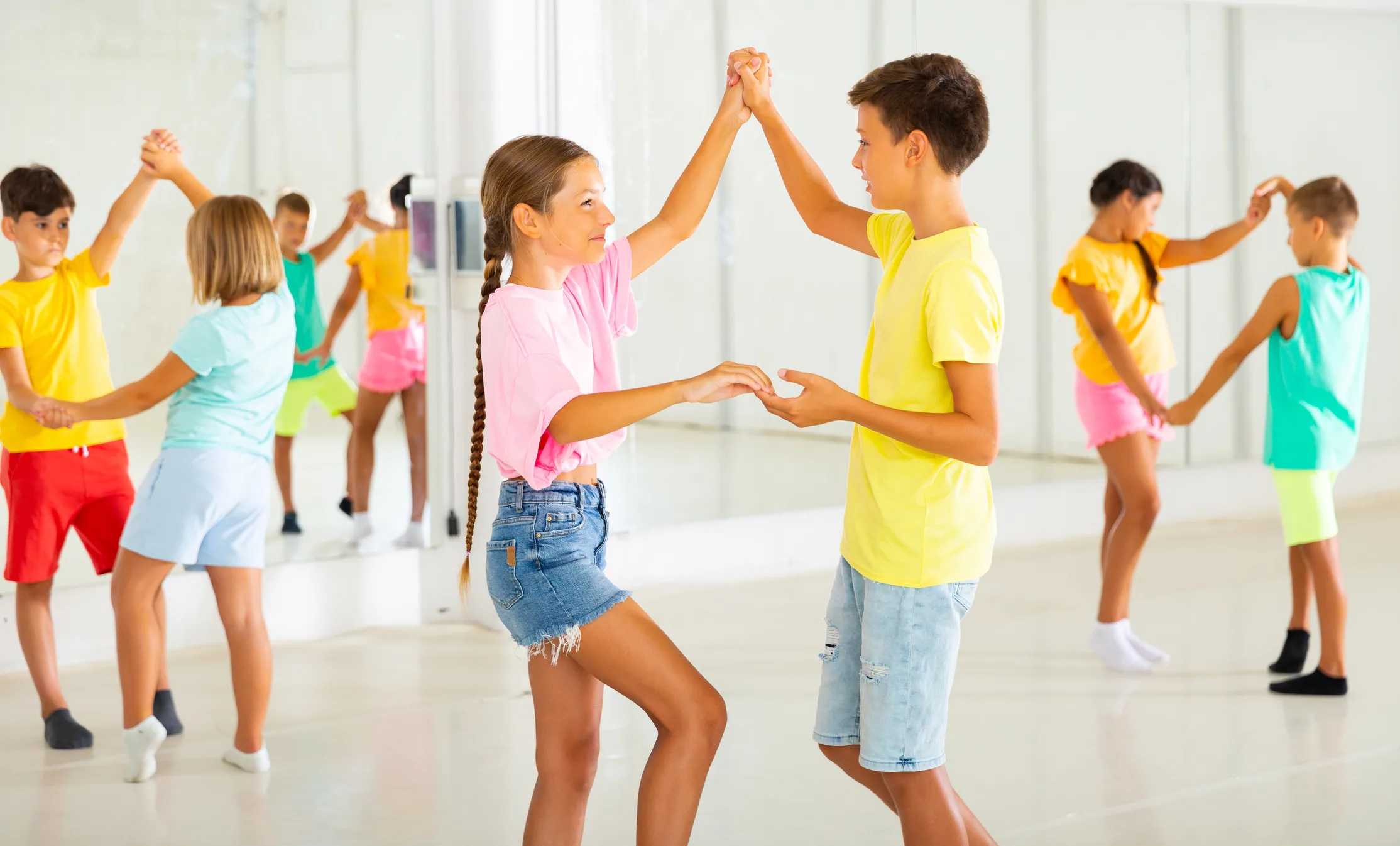 Merenguando en Familia Winter Break Family Day: Kids dancing together