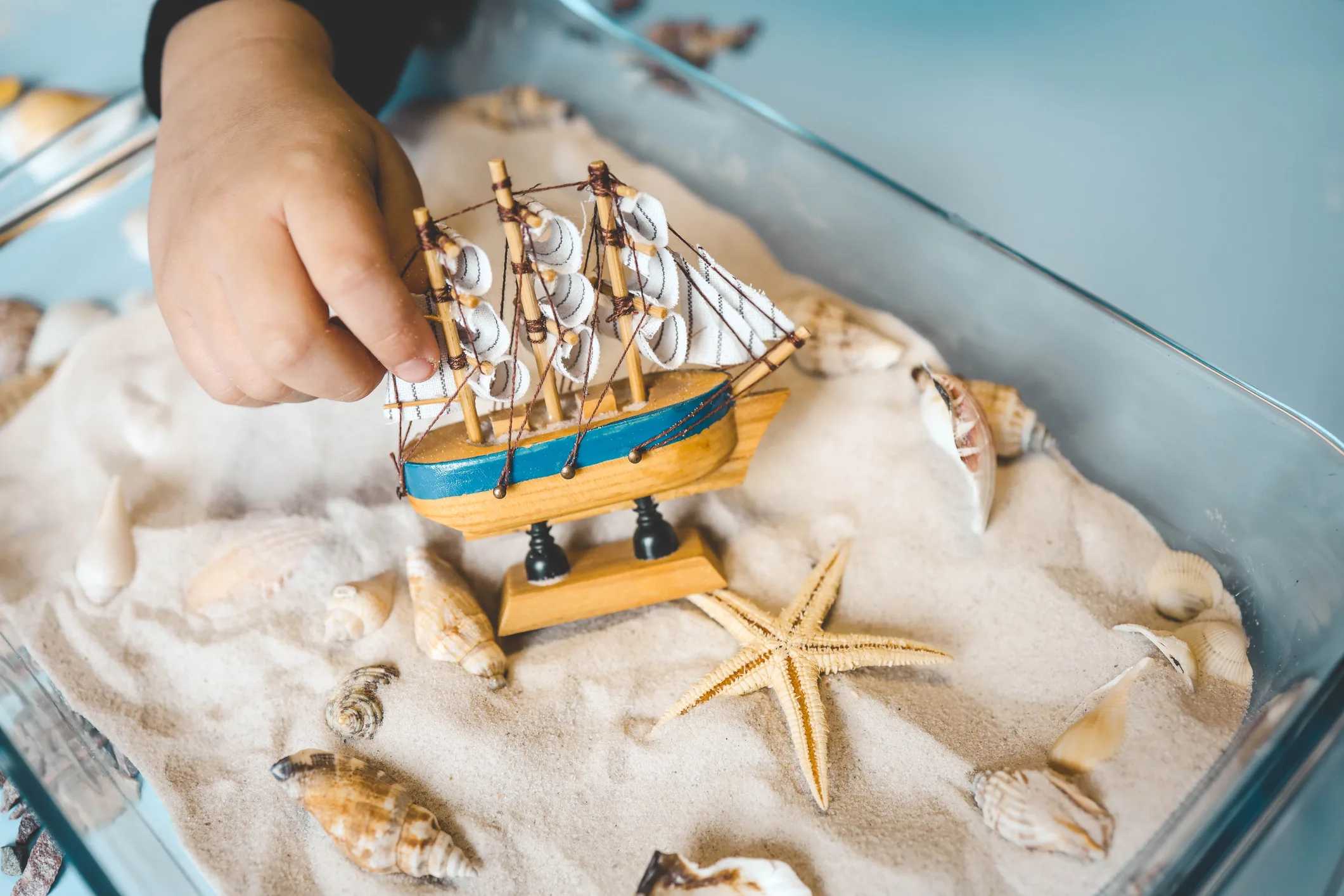 Long Island Maritime Museum: Kid playing with a toy boat