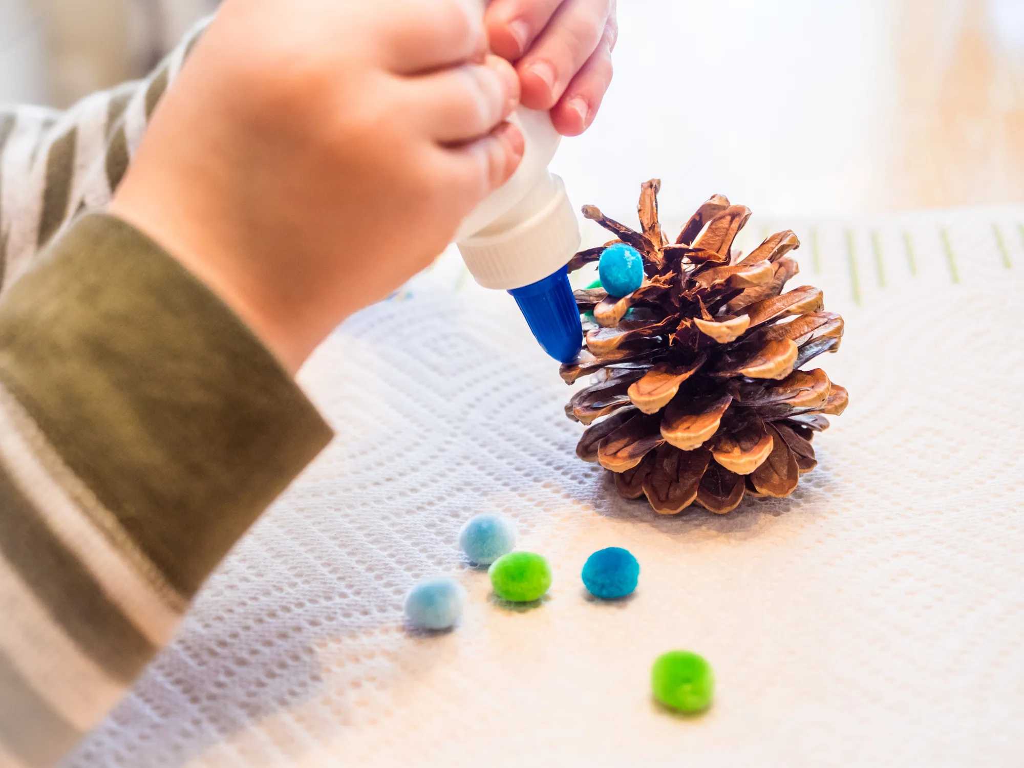 Long Island Maritime Museum: Kid making crafts with pinecones