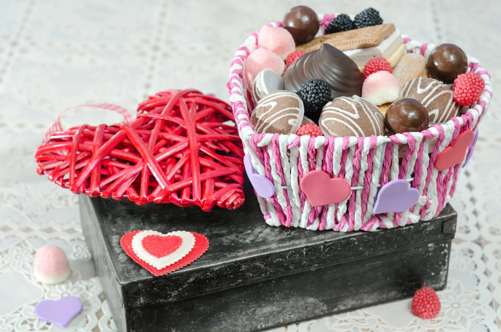 Cute, Easy, and Doable Valentine’s Day Gift Baskets for Kids: DIY Yarn Heart Gift Box Filled with Chocolates