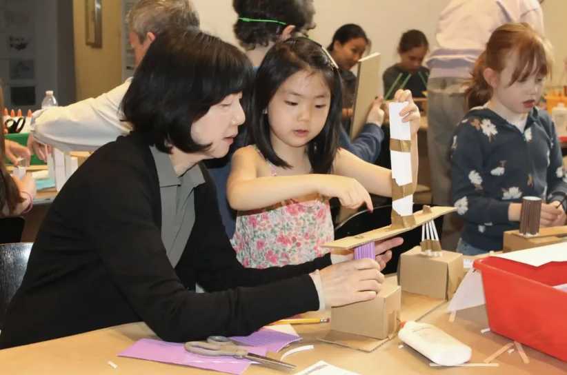 Little girl doing crafts with mom, Things to Do with the Kids This Weekend in NYC